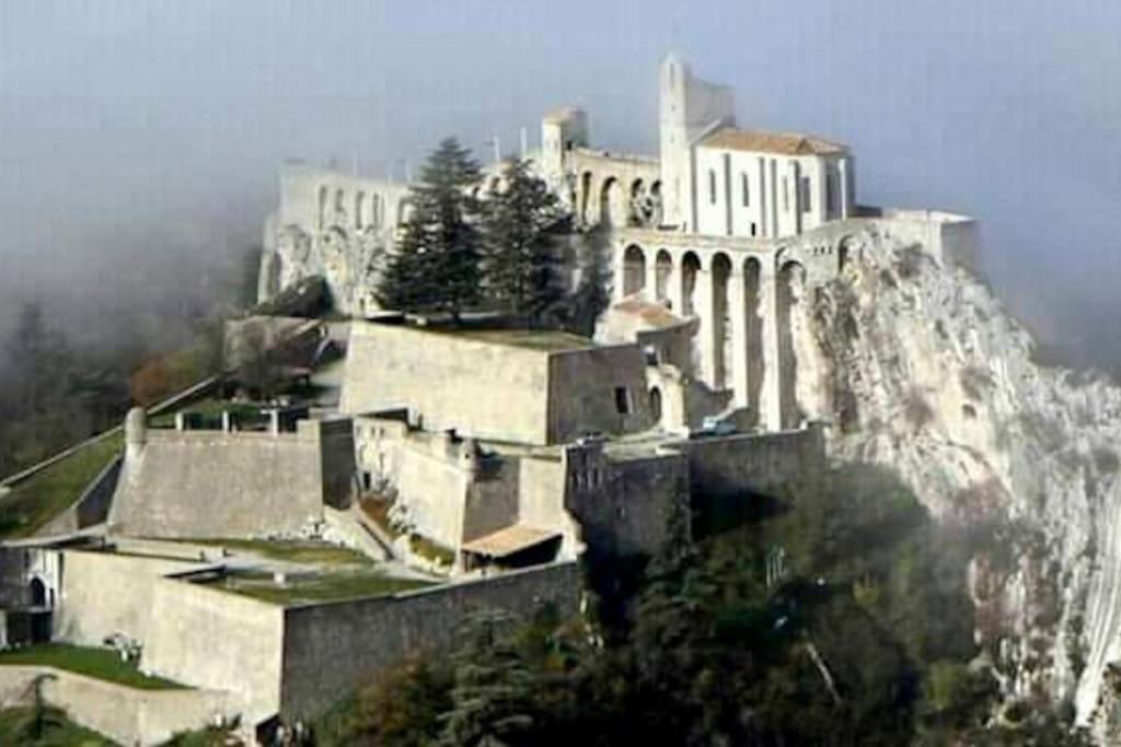 Gite De Charme Le Val Mellis Classe 3 Etoiles Dans La Douceur Provencale Vaumeilh Bagian luar foto
